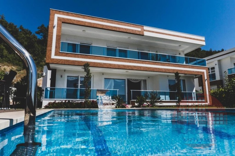 Villa for sale in Kargicak with memorable panoramic views to the sea and mountains