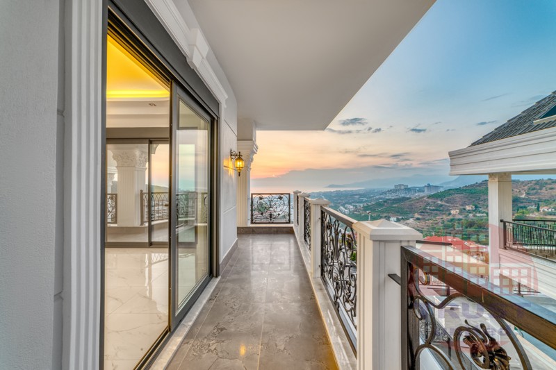 Luxurious private 6+1 villa in Kargicak appropriate for Turkish citizenship by investment