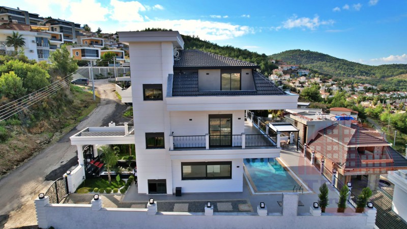 Magnificent 4+1 villa in Kargicak - exclusive investment opportunity with Citizenship eligibility