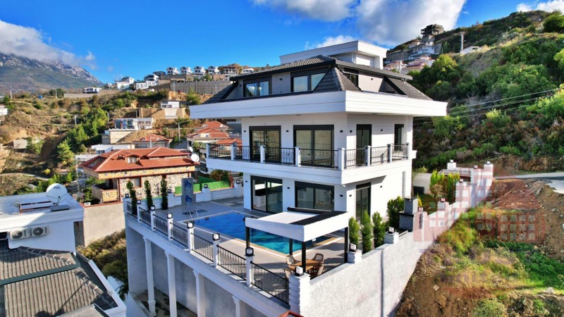 Magnificent 4+1 villa in Kargicak - exclusive investment opportunity with Citizenship eligibility