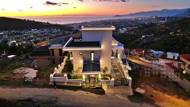 Magnificent 4+1 villa in Kargicak - exclusive investment opportunity with Citizenship eligibility