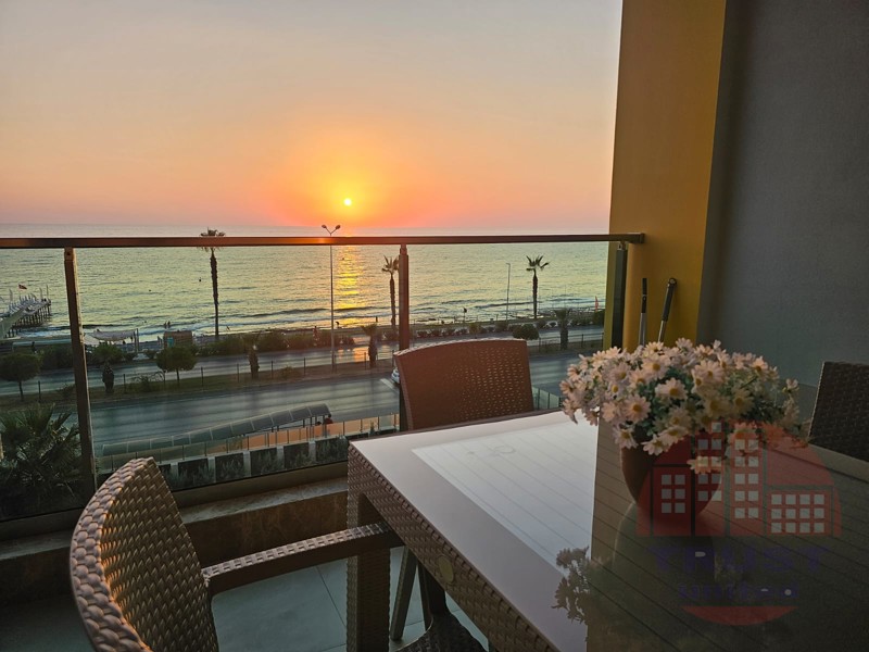 Seafront apartment for sale in Mahmutlar. Luxurious living just 10 meters from the sea!