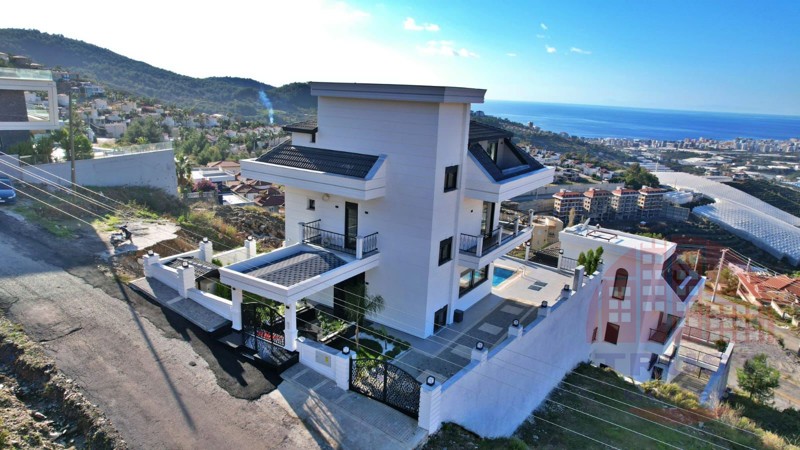 Magnificent 4+1 villa in Kargicak - exclusive investment opportunity with Citizenship eligibility